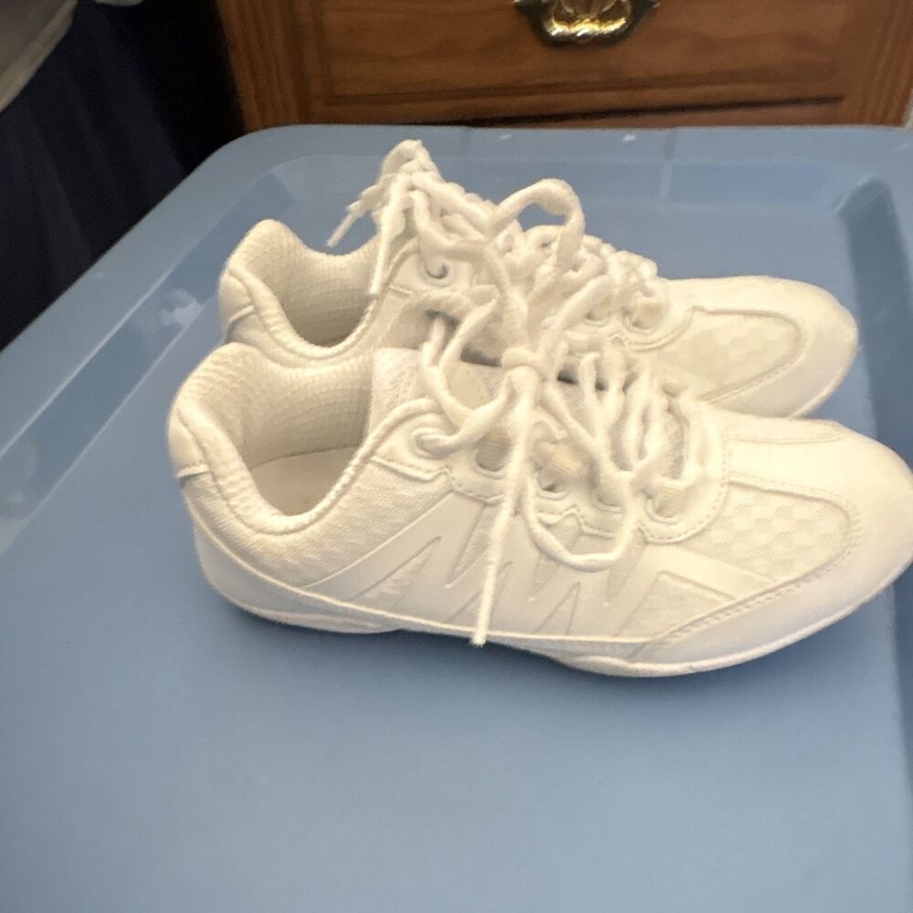 Chassé White Lace-Up Cheerleading Low Top Sneakers Girls Youth Size 3Y